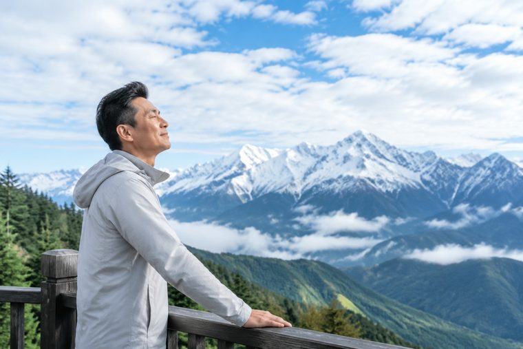 高原旅途中的旅行者
